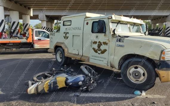 Camión de valores intenta ganarle el paso a motociclista; sujeto resulta con lesiones graves