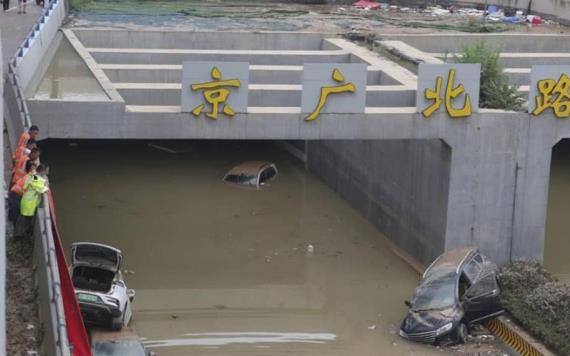 Sujeto sobrevivió 3 días atrapado en estacionamiento inundado en China