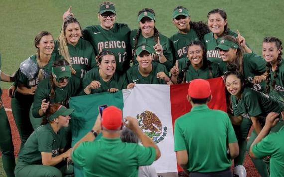 Mexicanas jugadoras de Softball tiran sus uniformes a la basura