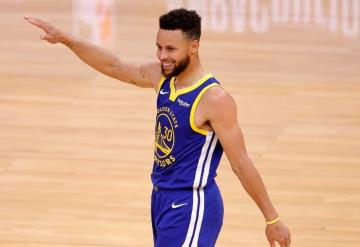 Stephen Curry se queda con los Warriors