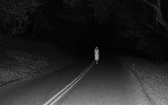 Captan a mujer fantasma corriendo en la carretera, el video se vuelve viral