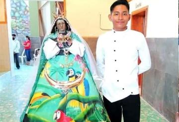 Emmanuel Jiménez da como ofrenda a la Virgen de la Asunción un vestido pintado a mano