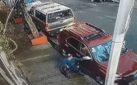 VIDEO: Graban a hombre en silla de ruedas robando autopartes en la ciudad de México