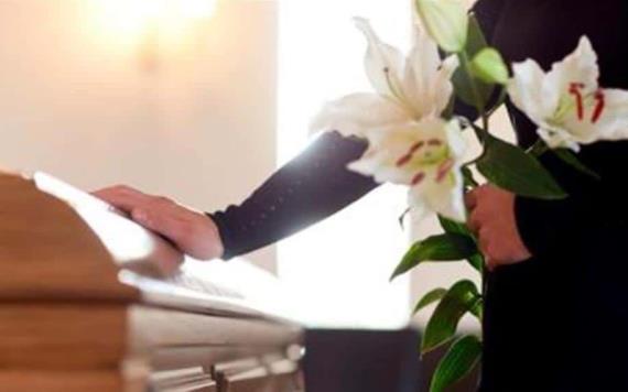 Un hombre le pidió a su cita vestir de negro y después la llevó al funeral de su abuela.