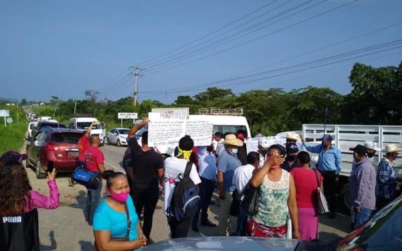 Campesinos mantienen bloqueada la entrada principal a Tenosique