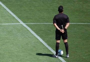 Arbitro saca pistola para defenderse