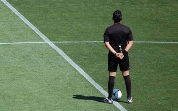 Arbitro saca pistola para defenderse