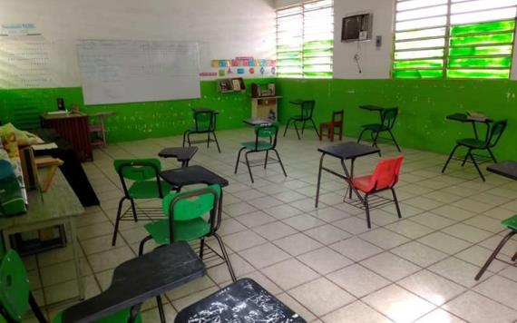 Padres y docentes limpian aulas para regreso a clases