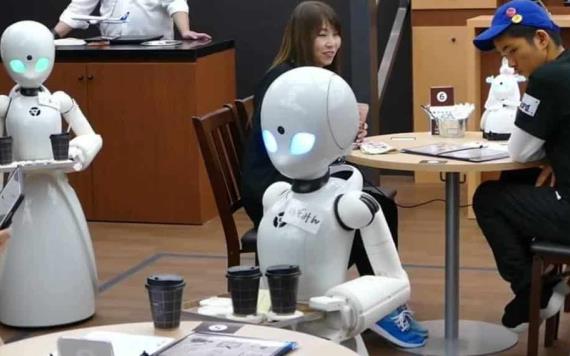 Tokio apuesta por robots meseros que son manejados por personas con discapacidad en una cafetería