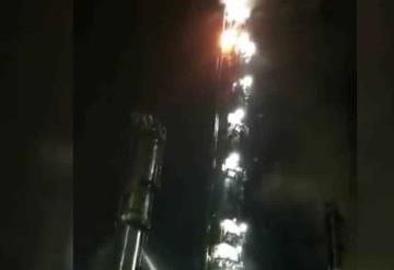 Caída de rayo provoca incendio en torre petroquímica de Pemex en Veracruz