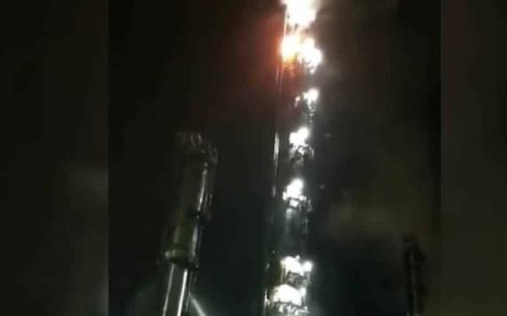Caída de rayo provoca incendio en torre petroquímica de Pemex en Veracruz