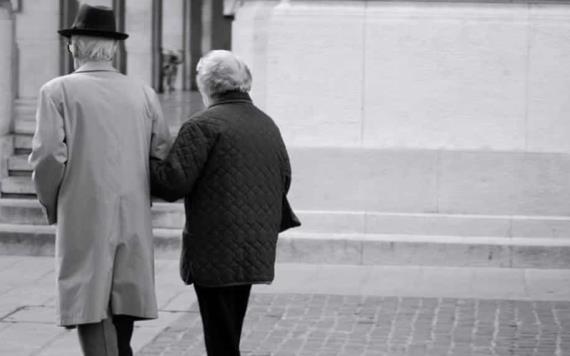Todas las semanas un abuelito le pide matrimonio a su esposa con Alzheimer