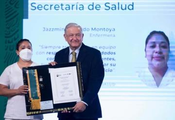 AMLO entrega Condecoración Miguel Hidalgo Grado Banda a personal de salud que atiende COVID-19