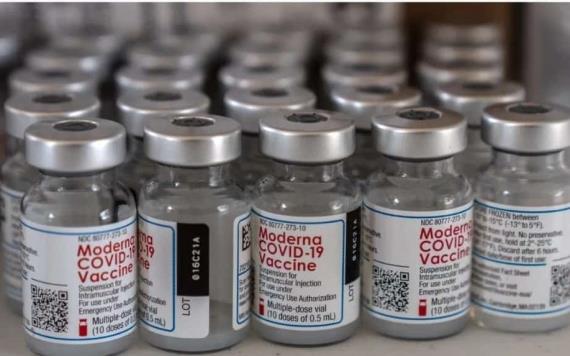 Llega a México embarque con un millón 750 mil dosis de vacuna Moderna de EU