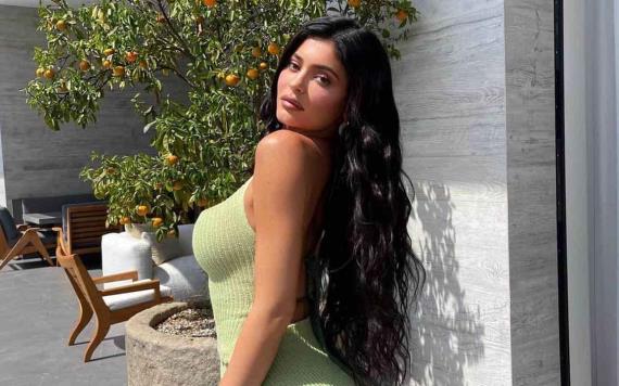 Kylie Jenner impacta al lucir su nueva línea de trajes de baño