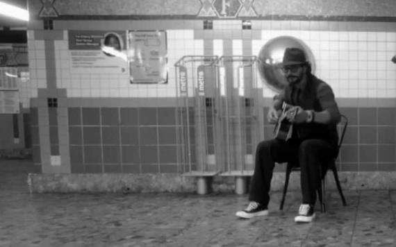 Ricardo Arjona pasó desapercibido mientras cantó en la estación del metro de Nueva York