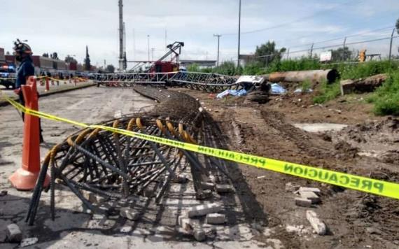 Cae enorme grúa y mata a cinco personas en su primer día de trabajo, en Ecatepec
