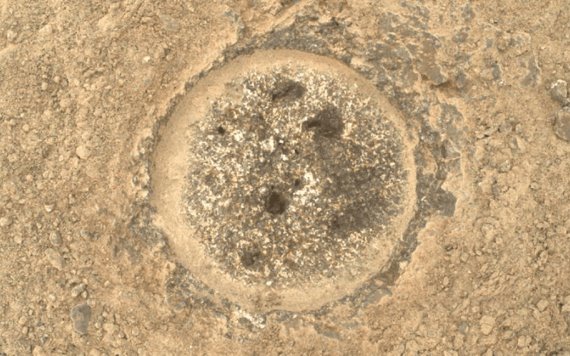 La NASA recolecta primera muestra de roca de Marte