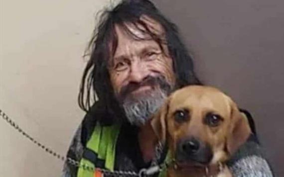 Un hombre en situación de calle y su perro (fiel compañero), se volvieron noticia viral.