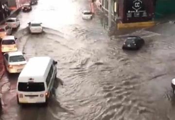 Hombres rescatan a bebé atrapado en puesto de periódicos tras las inundaciones en Ecatepec