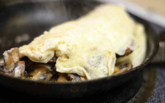 Omelette de claras con champiñones al ajillo