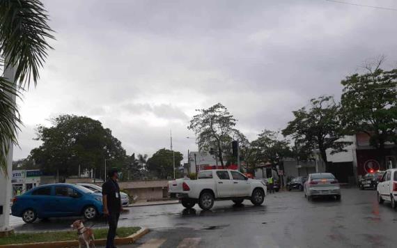 Intensas lluvias causan apagones en Villahermosa; PEC realiza operativos de vialidad en calles con semáforos afectados