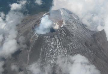 Volcán Popocatépetl registra explosión moderada con expulsión de fragmentos incandescentes