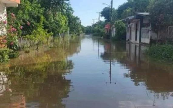 Afectan encharcamientos generados por la fuertes lluvias a 95 familias de Balancán