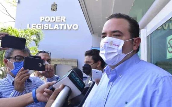 Entrega secretario de gobierno primera iniciativa que presenta el gobernador del Estado Carlos Manuel Merino Campos