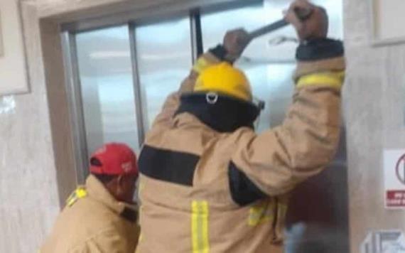 Abuelito es liberado de un elevador por elementos de Protección Civil
