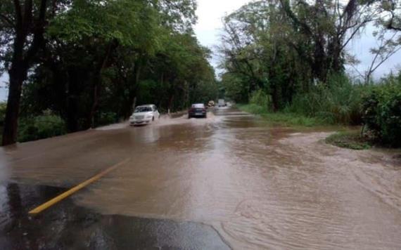 Vado de agua sobre la carretera Villahermosa-Teapa