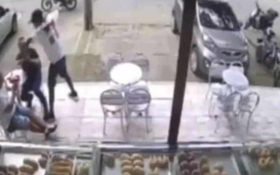 Víctima se defiende de asaltantes en una panadería; los ladrones murieron