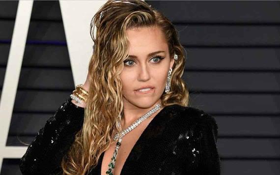 Miley Cyrus sorprende con arriesgado vestido con transparencias