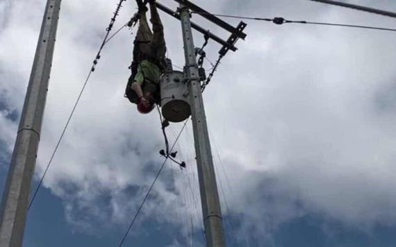 Sujeto intenta ayudar a parapentista atrapado en cables de alta tensión y muere electrocutado