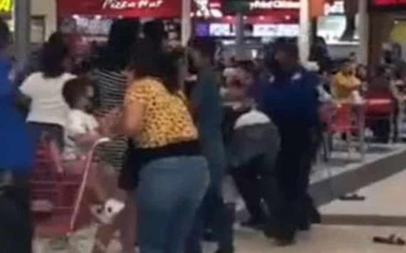 Familias pelean por una mesa en pleno centro comercial