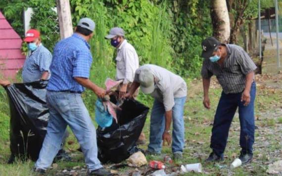 Realizan limpieza y descacharrización en vialidades de Jalapa