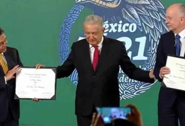 AMLO entrega reconocimiento al Mérito Médico 2021