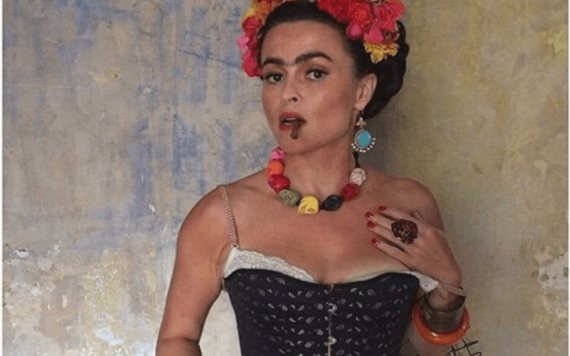 ¿Cómo hacer el maquillaje y peinado de Frida Kahlo en casa para fiesta de disfraces?