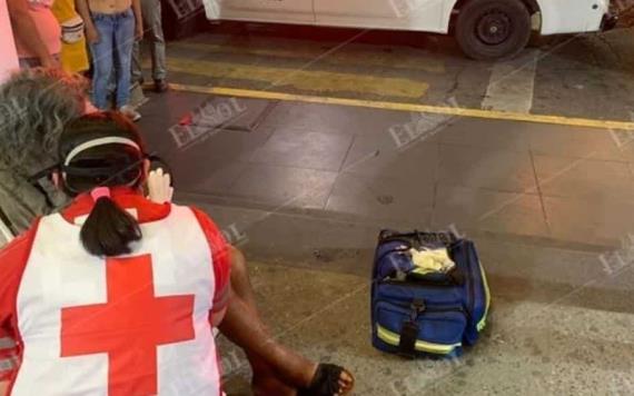 Elementos de la Cruz Roja auxilian a abuelita en situación de calle