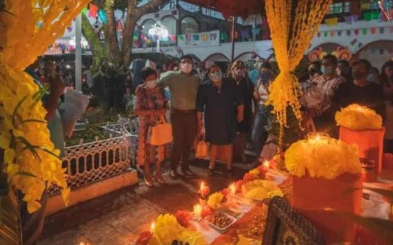 Altares de Muertos y Catrinas invaden centro de Tacotalpa