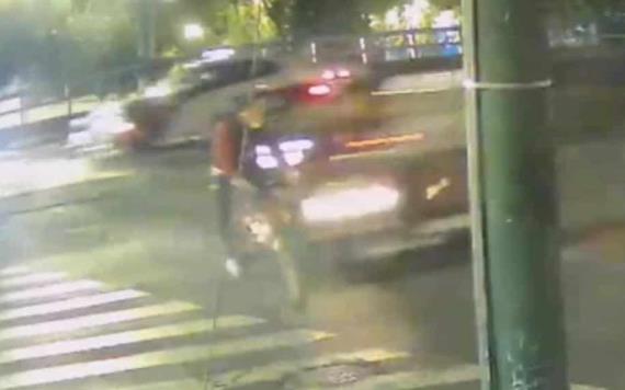Captan en video a ciclista embestido por motociclista en Ciudad de México