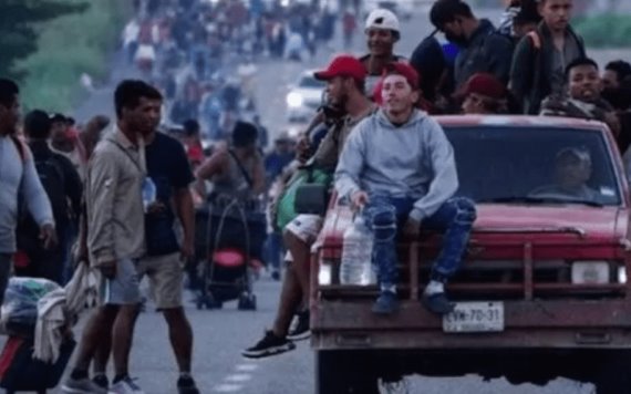 Después de 22 días, un camión y una caravana de migrantes siguen caminando por Oaxaca.