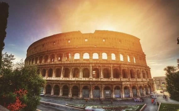 Por tomarse una cerveza turistas son multados por entrar de noche al Coliseo Romano