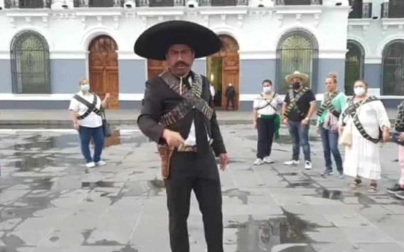 Emiliano Zapata camina en el Centro Histórico