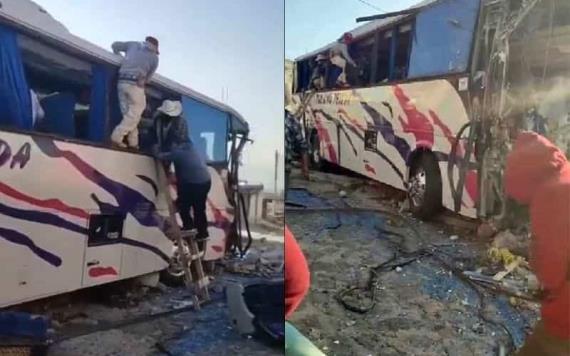 Autobús choca contra casa y deja 50 heridos