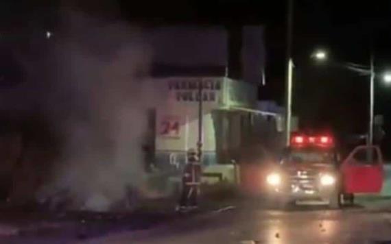 Comando libera reos y detona autos bomba en Cereso de Tula