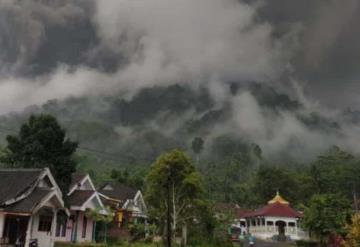 Miles de personas huyen tras erupción del Volcán Semeru en Indonesia