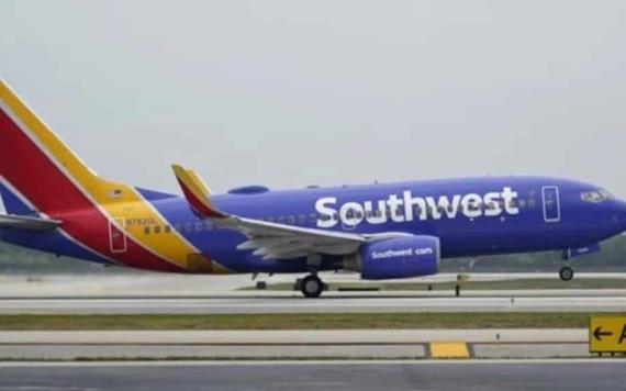 Hombre salta de avión en movimiento al llegar al aeropuerto