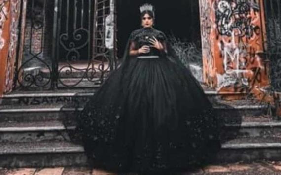 ¡Un festejo fuera de lo común! Quinceañera celebra su día con vestido negro y en casa "narco satánica"