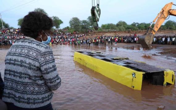 Chofer reta a río en Kenia y se hunde; mueren 32